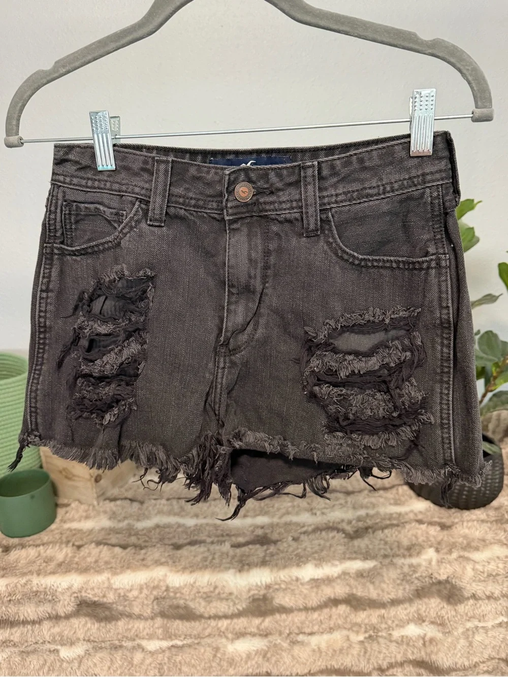 Hollister Black Distressed Denim Jean Shorts - High-Rise Boyfriend (W26”)